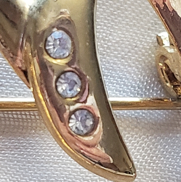 Vintage Polished Gold Tone Open Work Heart Brooch with Three Rhinestone Accents. - Picture 4 of 6